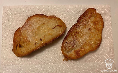 Для экономии времени я жарю сразу на 2 сковородках. После обжарки выложите ломтики на кухонную салфетку, чтобы избавить их от лишнего масла. Каждый кусочек нужно хорошо обсыпать сахаром.