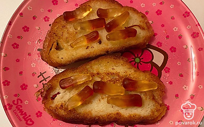 Добавьте на хлебцы любимый мармелад. Получается очень вкусно.