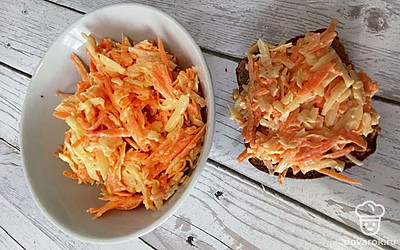 Подаем на черном хлебушке. Предварительно его можно подсушить на сухой сковороде или в духовке.