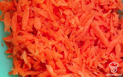 Морковь натираем на средней терке.