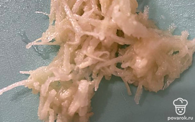 Чеснок натираем на маленькой терке.