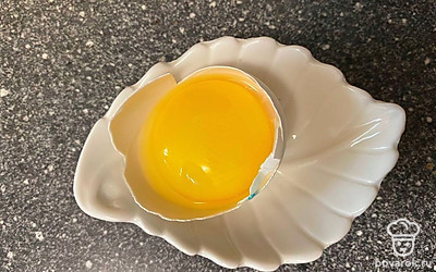 Отделите один желток от белка.