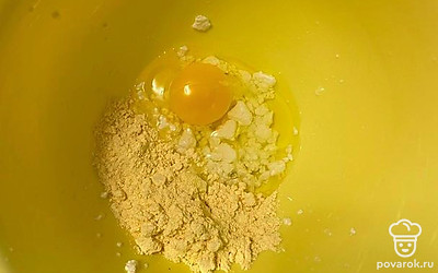 Два белка, желток, творог, муку и соль смешайте и замесите тесто.