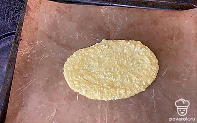 Сформируйте лодочку руками на противне, застеленном пергаментом или ковриком. Удобнее работать в перчатках. Лодочка должна получиться широкая, чтобы в центр поместился желток.