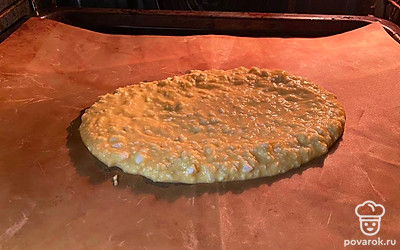 Поставьте ваш хачапури в духовку. Вапекайте до золотистого цвета около 20 минут при 180 градусах.