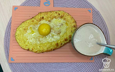 Подайте хачапури с чаем или кофе. 