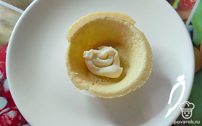 Добавьте в нее сладкий плавленый сыр. 