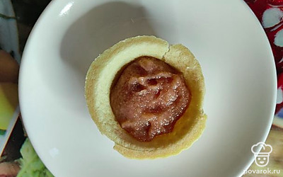 Добавьте икру минтая в тарталетку.