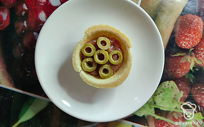 Нарежьте оливки кружочками и выложите на икру минтая.