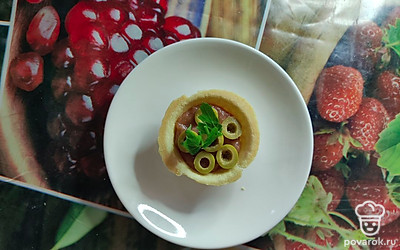 Перед подачей украсьте веточкой петрушки.