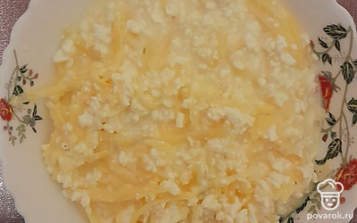 Добавить творог, натереть сыр.