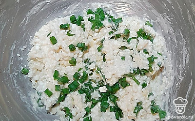 Добавить кефир, соду, соль, зелень и муку. Все хорошо перемешать.