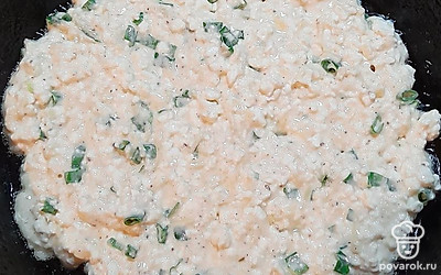 Выложить на сковородку в форме блина, распределить равномерно и накрыть крышкой. Жарить с двух сторон на среднем огне до появления золотистой корочки.