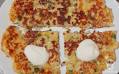 Подать со сметаной и горячим чаем.