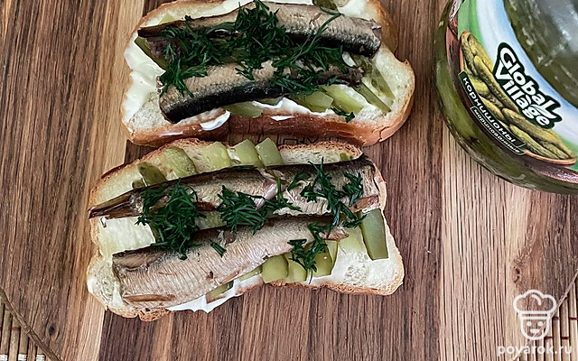Тост с майонезом, маринованным огурцом и шпротами — Рецепт с фото