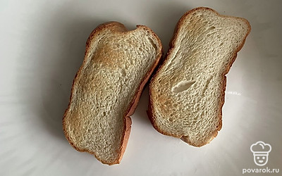 В тостере поджарьте хлеб.