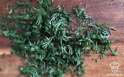 Укроп мелко нарежьте.