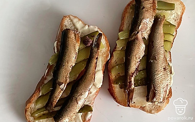 На хлеб выложите шпроты.