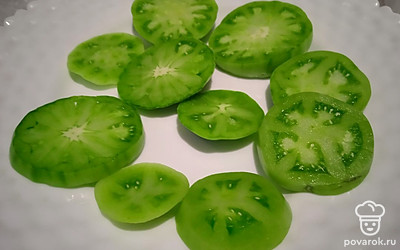 Зеленые помидоры нарежьте кружочками.