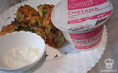 Посыпьте укропом. Подавайте со сметаной.