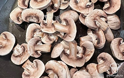 В сковороду наливаем растительное масло, выкладываем очищенные и мелко нарезанные шампиньоны.