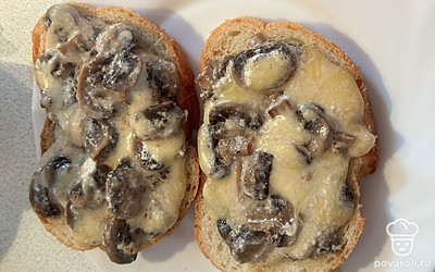 Горячую грибную смесь выкладываем на ломтики хлеба.