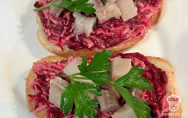 Тост свекольно-сырный «Под шубой» — Рецепт с фото