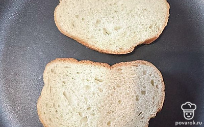 Ломтик хлеба подсушиваем в сковороде.