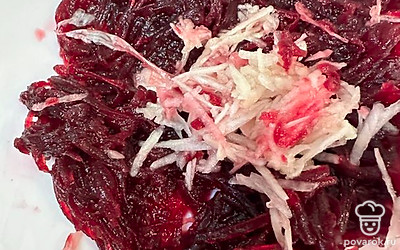 Отварную свеклу и чеснок натираем на мелкой терке.