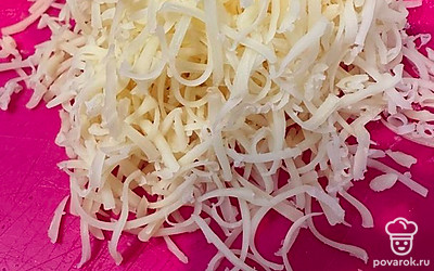 Сыр тоже мелко натираем на терке.