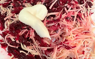 Добавляем майонез и хорошо перемешиваем.