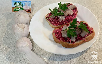 Подаем тост порционно, украсив веточкой петрушки. Приятного аппетита!