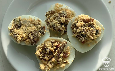 Начинить яйца.