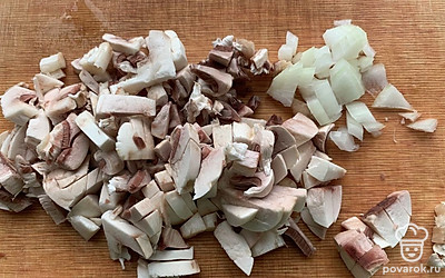 Грибы и лук мелко нарезать.