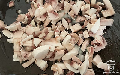 Обжарить лук и грибы до готовности, посолить.