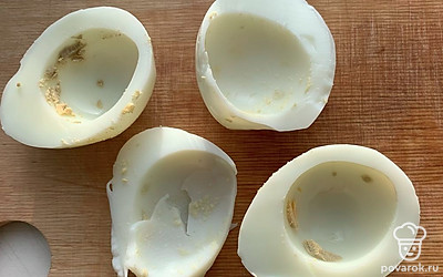 Яйца разрезать пополам и удалить желтки.
