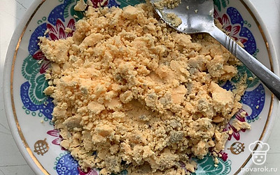 Желтки размять.