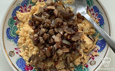 К желткам добавить шампиньоны.