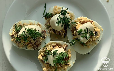 Перед подачей украсить зеленью и добавить майонез.