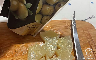 Нарезаем ананас средними кусочками.