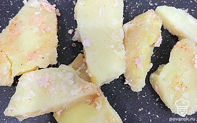 Чистим и обжариваем картофель.