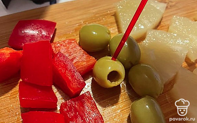 Режем перец и открываем оливки.