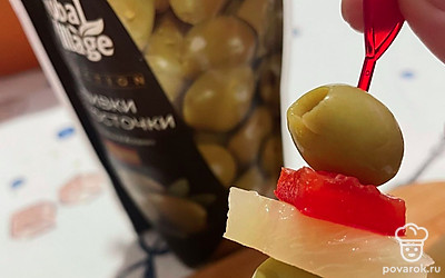 Начинаем собирать канапе. Поочередно надеваем на шпажку оливку, ананас, перец, снова оливку и картофель.