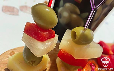 Возьмите цветные шпажки для канапе, так будет интереснее и красивее.