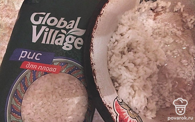 Рис отварить до полуготовности, промыть холодной водой.