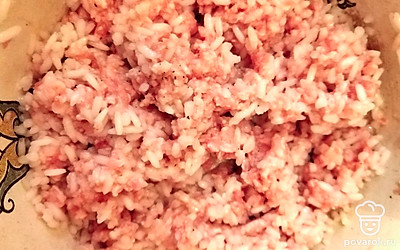 Смешать рис с фаршем, посолить, поперчить по вкусу.
