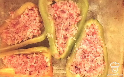 Половинки перцев наполнить рисово-мясной смесью.