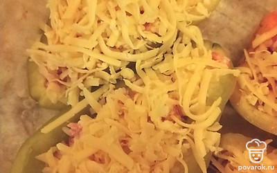 Засыпать сверху тертым сыром.