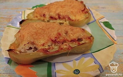 На дно формы для запекания налить немного воды, выложить перцы, запекать в разогретой до 180 градусов духовке до образования румяной корочки (примерно 40 минут).