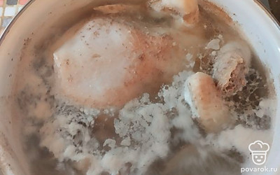 Мясо перебрать, промыть, сложить в кастрюлю, залить холодной водой и оставить вариться, не забывая снимать пену.